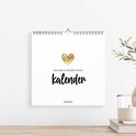 Verjaardagskalender met gouden hartje en de tekst "kalender" in kalligrafie.