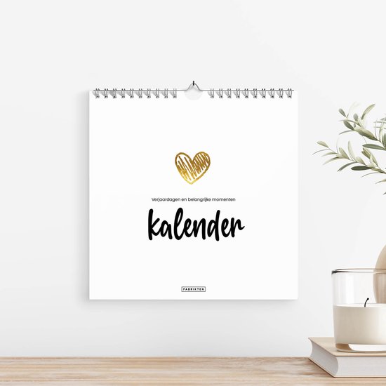 Verjaardagskalender met gouden hartje en de tekst "kalender" in kalligrafie.