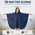 Model in marineblauwe, one-size-fits-all regenponcho. Afmetingen: breedte 146 cm, ruglengte 103 cm, voorlengte 92 cm. Formaat: 15x25 cm, gewicht 280g.
