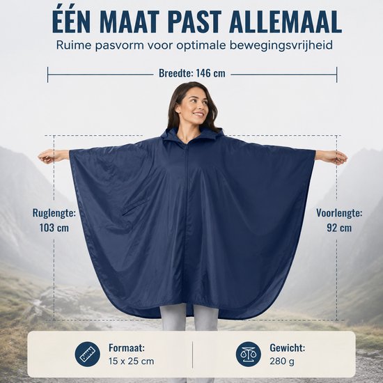 Model in marineblauwe, one-size-fits-all regenponcho. Afmetingen: breedte 146 cm, ruglengte 103 cm, voorlengte 92 cm. Formaat: 15x25 cm, gewicht 280g.