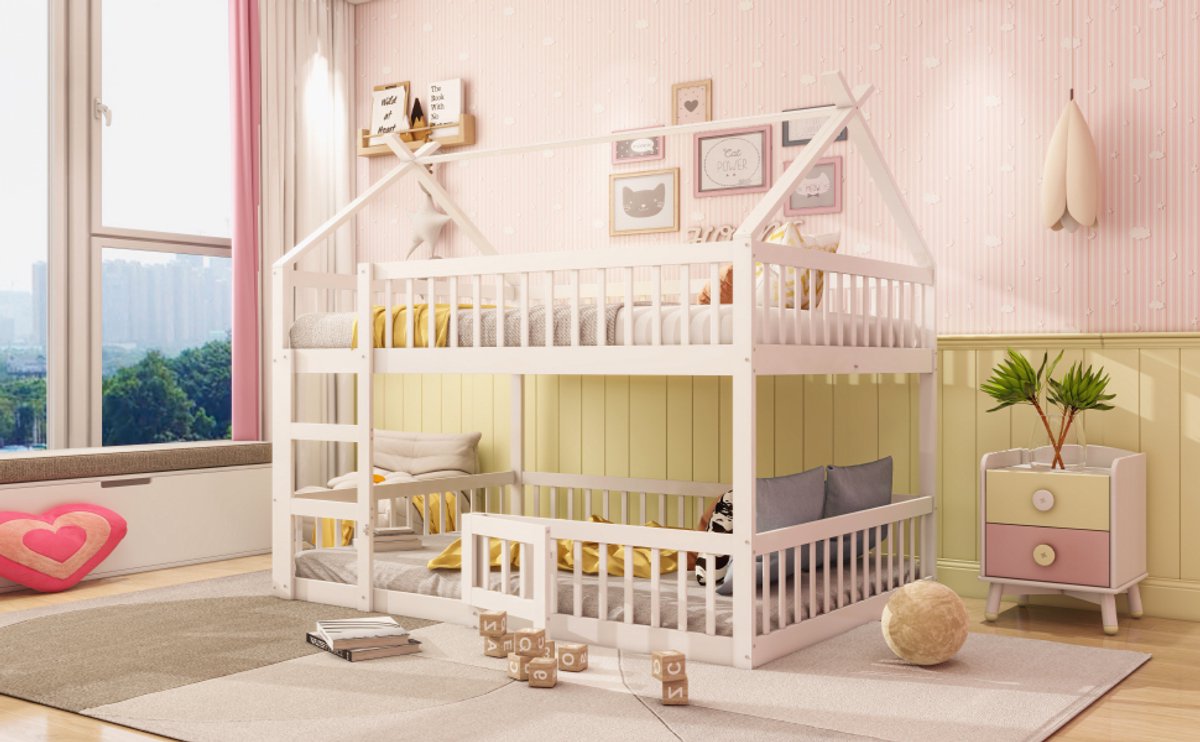 Kinderstapelbed 140x200 cm - Loftdesign met speelruimte en deur - Wit - Hoge veiligheidsrekken en trap - Massief houten frame - Geschikt als familiebed