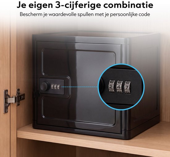 Zwarte opbergbox met cijferslot in een houten kast. Een detail van de cijferslot met de code 247.