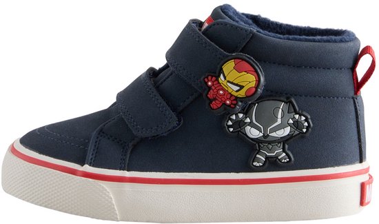 Marineblauwe hoge sneaker met Iron Man- en Black Panther-patches, klittenbandsluiting en witte zool met rode lijn.