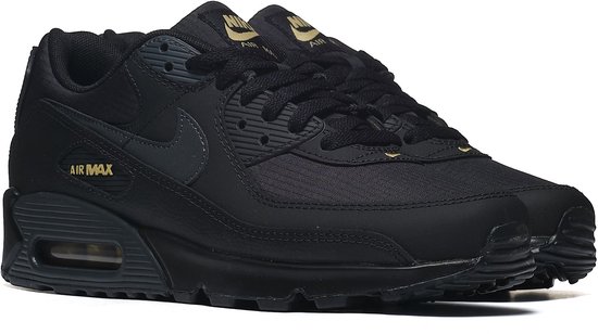Paar zwarte Nike Air Max 90 sneakers met gouden details en 'AIR MAX' opdruk.