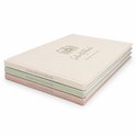 Stapel van drie schoolfotoboeken in de kleuren beige, mintgroen en roze. Allen met illustratie en titel.