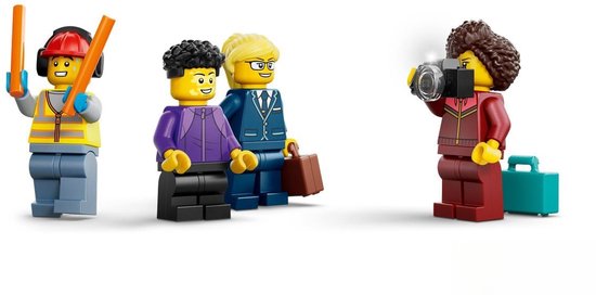 LEGO-figuren: luchthavenmedewerker, passagiers en fotograaf met koffers en camera.