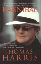 Boek 'Hannibal' met een portret van Thomas Harris, die een witte hoed met zwarte band en een zonnebril draagt. Tekst: 'De internationale Nummer 1 bestseller van de auteur van The Silence of the Lambs HANNIBAL Nu een grote bioscoopfilm van MGM en Universal THOMAS HARRIS'.