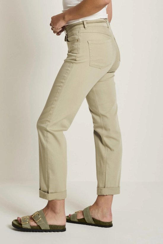 Damesjeans in olijfgroen van Para Mi. Jeans met rechte pijpen, omgeslagen zoom en riemlussen. Model met de rug naar de camera.