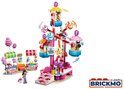 Een LEGO Friends snoep reuzenrad met rode en witte strepen, gekleurde gondels en een snoepkraam.