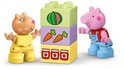 Peppa Big en haar broer George met een stapel blokken waarop een watermeloen, worteltjes en potjes jam staan afgebeeld.