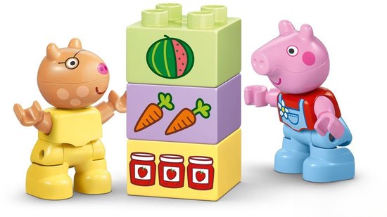 Peppa Big en haar broer George met een stapel blokken waarop een watermeloen, worteltjes en potjes jam staan afgebeeld.
