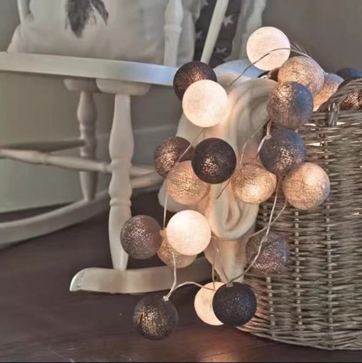 Een lichtslinger van 3 meter met katoenen bolletjes en 20 dimbare ledlampjes, geschikt voor gebruik binnenshuis, zoals in kamers, kinderkamers, bij bruiloften en feesten.