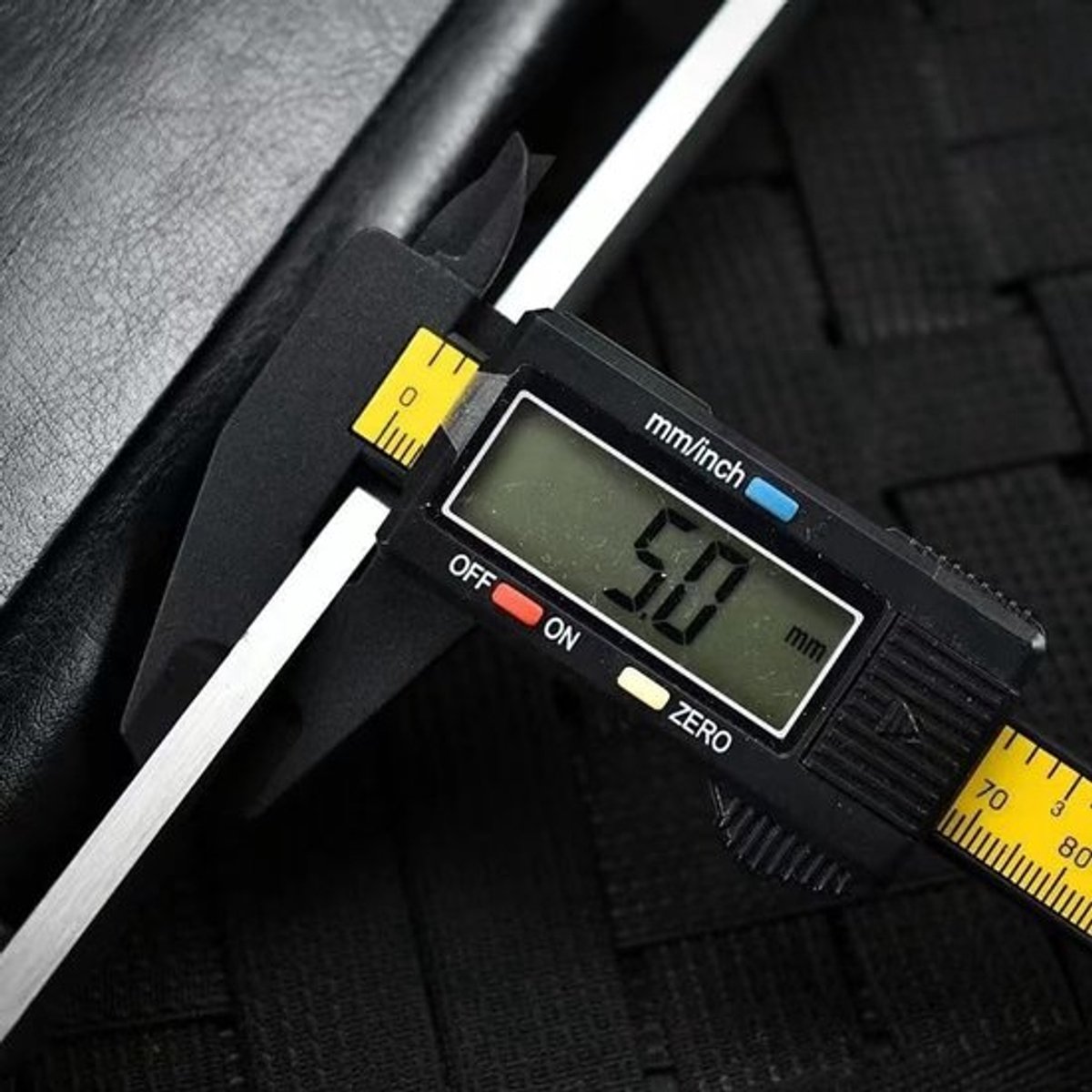 Precisie stalen liniaal, 63 cm lengte, 5 mm dikte, tweezijdige verdeling in inch & Cm, legergroen met lederen etui, 722 g