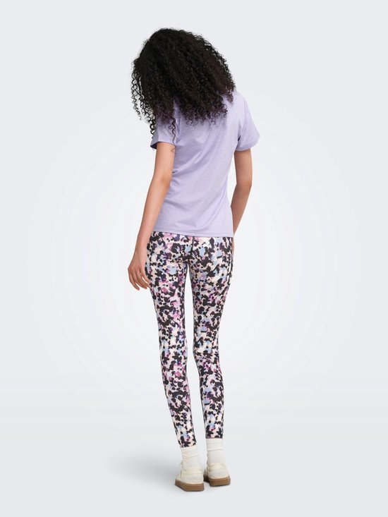 Model van achteren gezien in paars sportshirt met V-hals en veelkleurige legging met abstracte print.