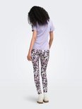 Model van achteren gezien in paars sportshirt met V-hals en veelkleurige legging met abstracte print.