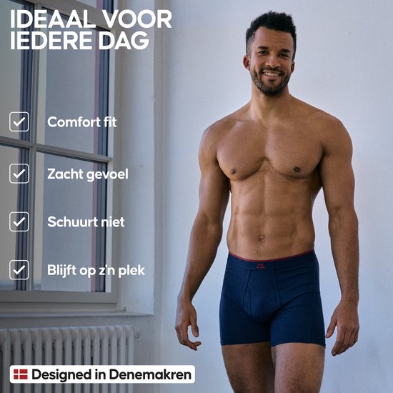 Man glimlacht in donkerblauwe boxershorts met rode bies. Kenmerken: comfortabele pasvorm, zacht gevoel, schuurt niet, blijft op zijn plek.