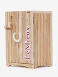 Houten speelgoedzadelkast met houtnerfprint, LeMieux logo en hoefijzerafbeelding.