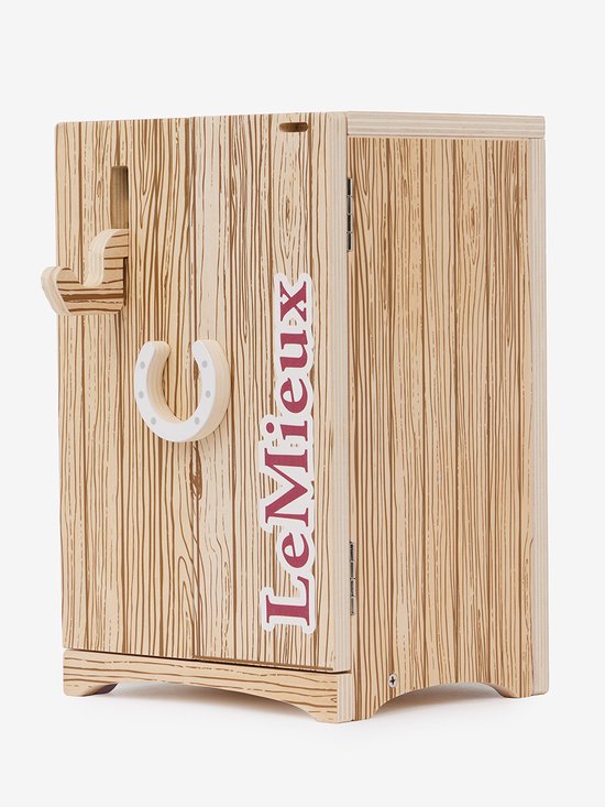 Houten speelgoedzadelkast met houtnerfprint, LeMieux logo en hoefijzerafbeelding.