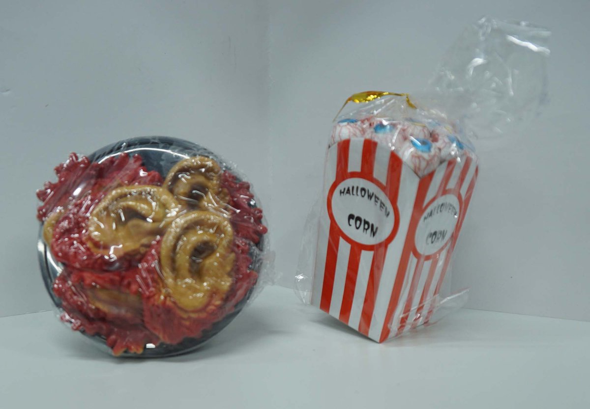 Halloween pakket popcorn en schaal met oren - Halloween popcorn ogen - oogballen in popcorn doosje - halloween schaal met oren - ledematen halloween artikelen - griezelige ledematen op een grappige manier laten zien