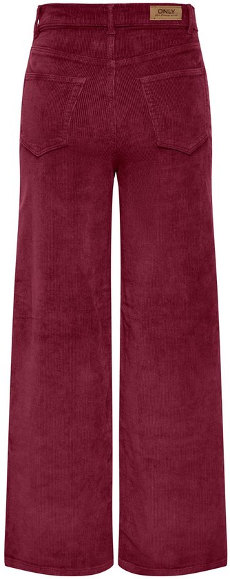 Bordeauxrode corduroy broek met wijde pijpen, van achteren gezien. Met twee opgestikte achterzakken en een label van ONLY.