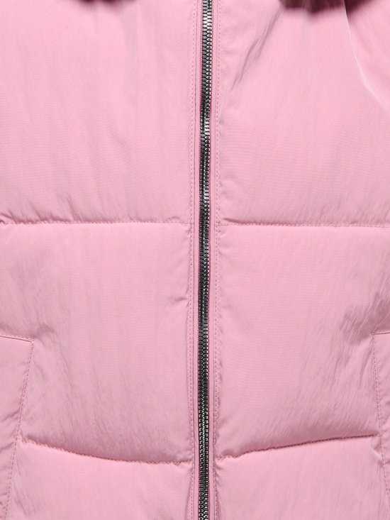 Sluiting en stiksels van een roze pufferjack.