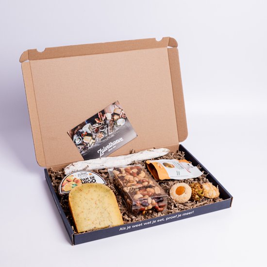 Gouden kaas, worstjes, pretzels, koekjes en een kaart in een doos.