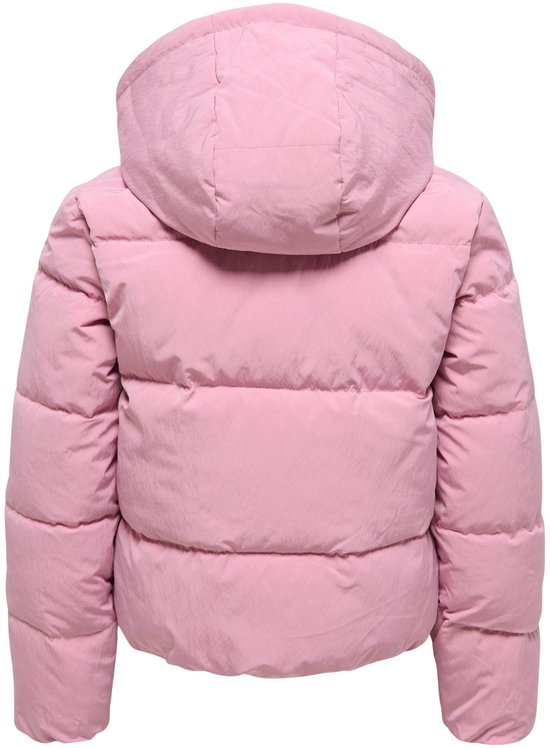 Roze pufferjack voor meisjes, achterkant zichtbaar. Heeft een capuchon en horizontale quilting.