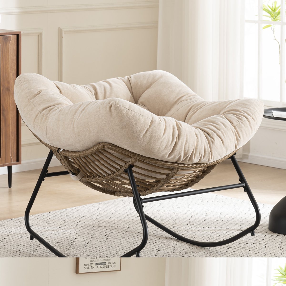 Wishdor Schommelstoel met armleuningen - Chenille bekleding - Metalen frame - Scandinavisch & basic - Voor woonkamer en slaapkamer - Beige - 98 x 102 x 77 cm