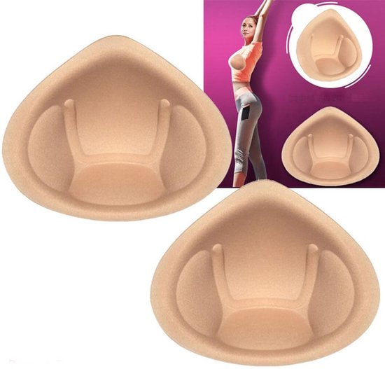Twee beige, driehoekige BH-pads, één op een model met sportkleding.