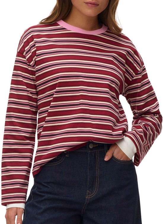 Close-up van model in langgestreept shirt met lange mouwen in bordeauxrood, crème, blauw, met roze kraag.