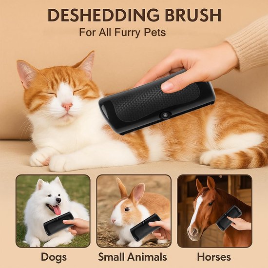 Een hand gebruikt de zwarte ontharingsborstel op een oranje-witte kat. Kleinere afbeeldingen tonen de borstel gebruikt op een witte hond, een konijn en een paard.