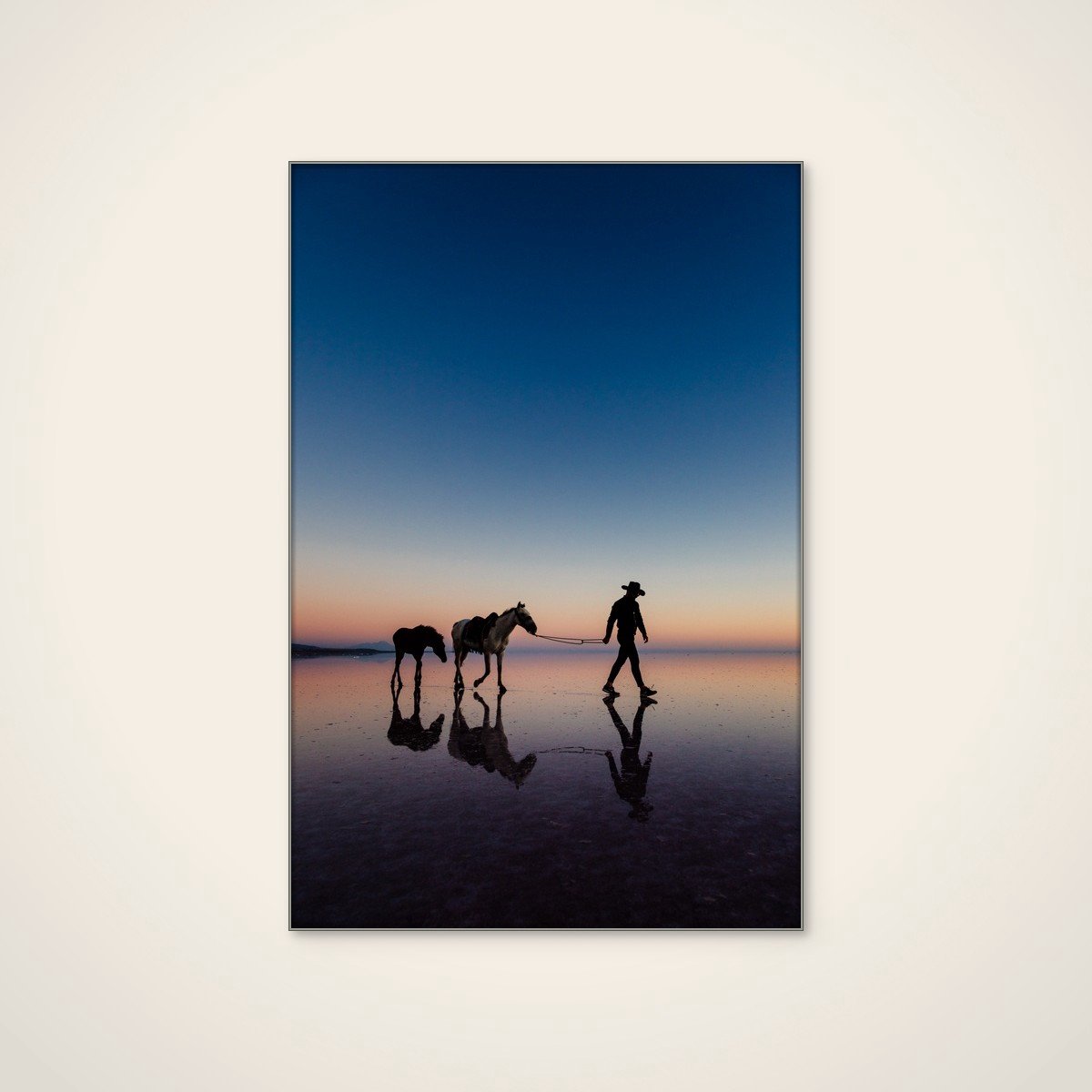 Akoestisch schilderij - 60 x 90 cm - Cowboy Horses Twilight Reflection van M. Emre Erol - Abstracte wanddecoratie - zilver textielframe