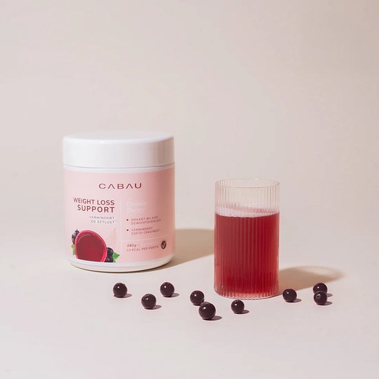 Roze pot Cabau Weight Loss Support met Cassis Berry smaak en een glas donkerrode drank, met zwarte bessen.