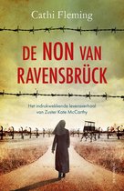 Boekomslag met een non die wegloopt van de kijker, op een pad tussen prikkeldraad en barakken. Titel: De non van Ravensbrück.