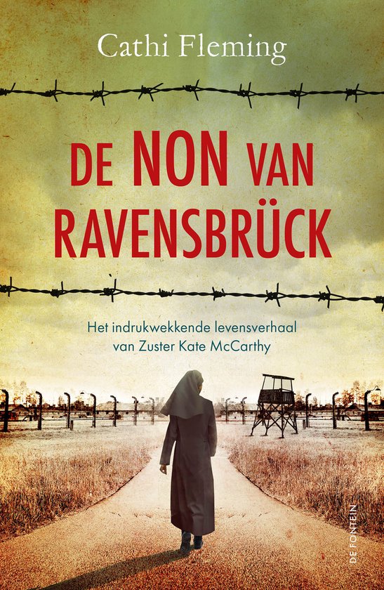 Boekomslag met een non die wegloopt van de kijker, op een pad tussen prikkeldraad en barakken. Titel: De non van Ravensbrück.