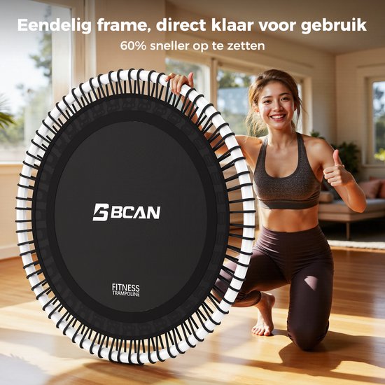 Vrouw geeft duim omhoog bij een zwarte trampoline, met een rechte frame voor snelle montage.