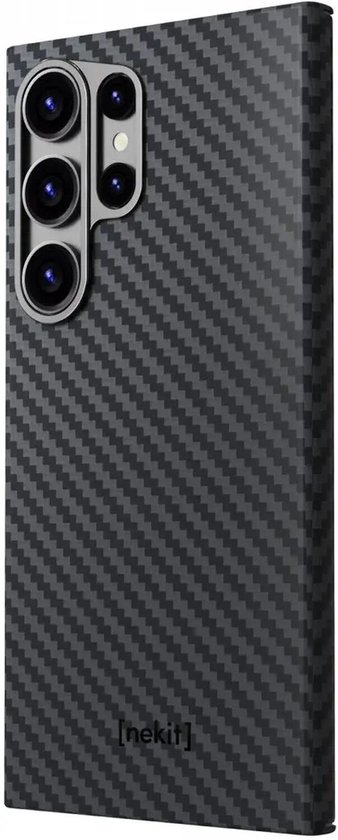 Zwarte NEKIT telefoonhoes met koolstofvezelpatroon, met camera-uitsparing.