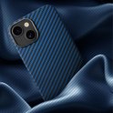 Blauw en zwart carbonfiber hoesje voor iPhone, liggend op blauwe stof.