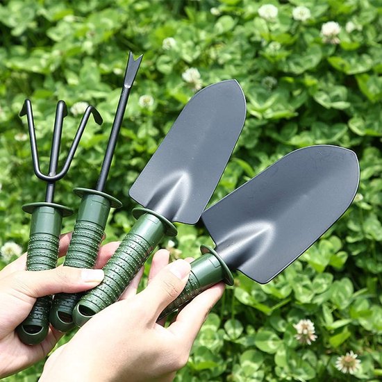 Een vierdelige tuingereedschapset, bestaande uit een schep voor het planten van bloemen en groenten, een tuinschep voor het wieden, een tuinhark en een tuingereedschapset met een plastic handvat. van Merkloos	 — afbeelding 3