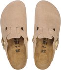 Een paar beige suède Birkenstock Boston muilen, gezien van bovenaf met gespen.
