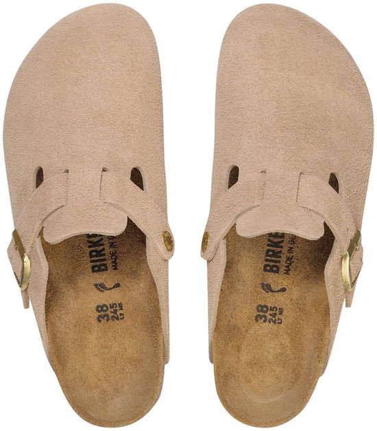 Een paar beige suède Birkenstock Boston muilen, gezien van bovenaf met gespen.