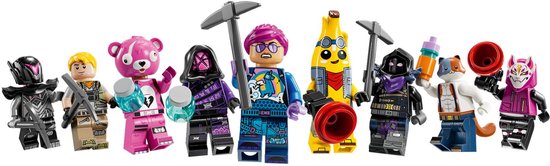 Une rangée de neuf personnages Lego Fortnite, dont un ours rose, une figurine banane et une figurine renard.
