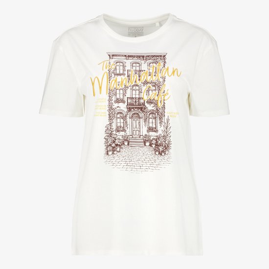 Wit T-shirt met korte mouwen en een print van "The Manhattan Cafe" met gouden letters.