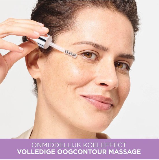 Vrouw met hyaluronzuur oogserum in de hand, klaar om aan te brengen voor een koelend effect.