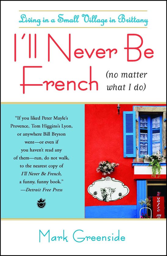 Boek "I'll Never Be French" (no matter what I do) van Mark Greenside. Titel in rood en oranje. Achtergrond met tekst en een rode muur met blauwe luiken.