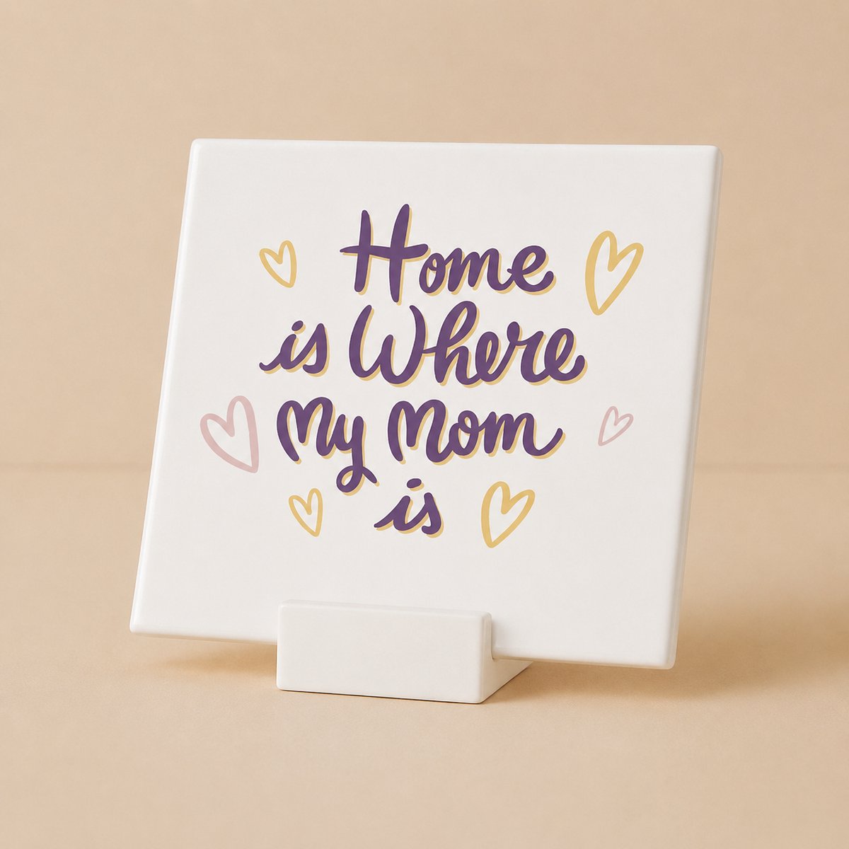 Bedruk King Keramische Tegel 11x11 cm met houdertje– “Home Is Where My Mom Is” Hart Ontwerp – Lief Moederdagcadeau & Woondecoratie Wit