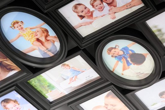 Detail van een zwarte fotolijst met foto's van spelende kinderen en gezinnen.