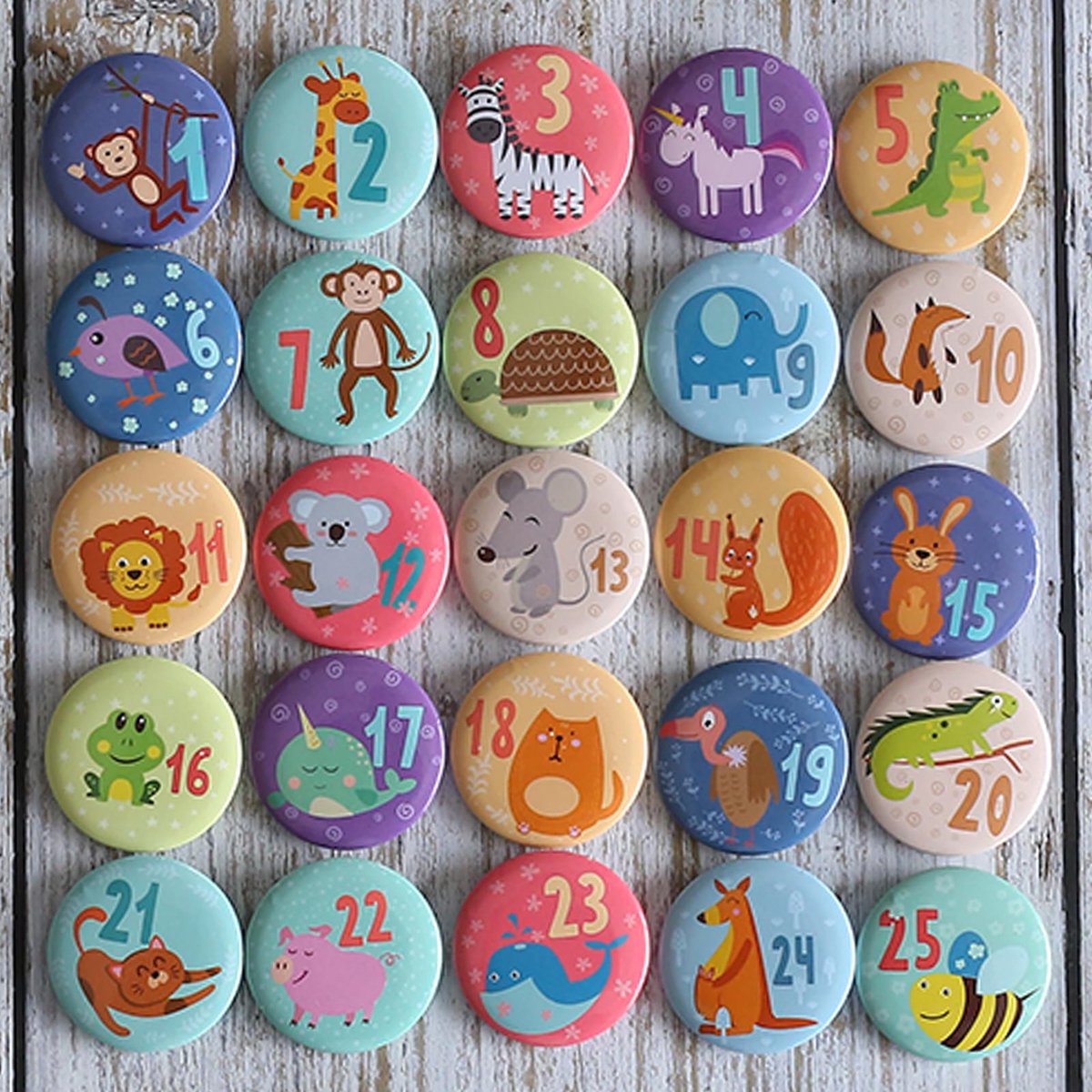 Dailygoods - HERZONE Adventskalender Cijfers Knoppen Anstecknadeln om Adventskalenders te decoreren met cijfers van 1-25 Ideaal voor stoffen zakjes, tassen en beurzen (color animals)