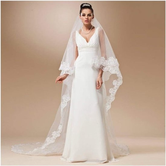 Mannequin en robe de mariée blanche avec collier de perles et un long voile de mariée bordé de dentelle.