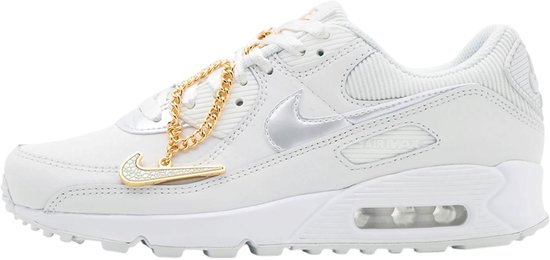 Witte Nike Air Max 90 sneaker met zilveren Swoosh, gouden ketting en Swoosh-hanger.